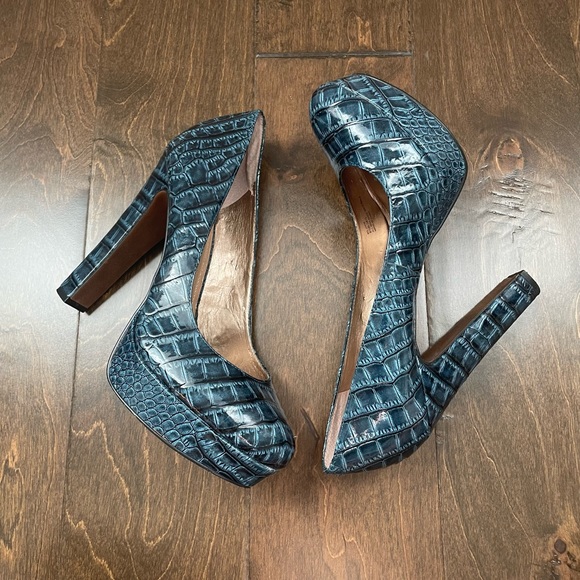 SALE!⚡️BCBGeneration Platform Heels - Picture 3 of 13